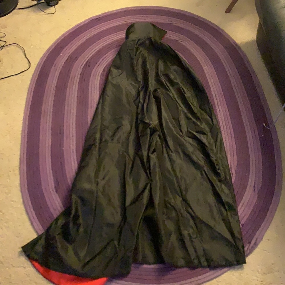 Vampire Cape - Picture 4 of 6